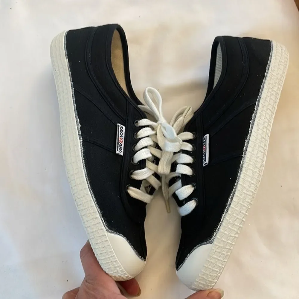 BACKYARD FOOTWEAR BASIC SHOE.  BLACK/WHITE.  NEW IN BOX